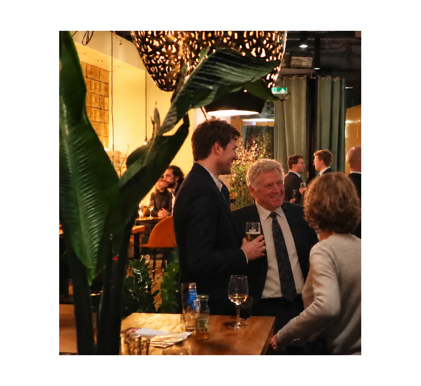 Zakelijke borrel met gasten in het restaurant van Nomad aan het IJ
