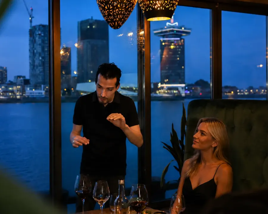 gastheer aan tafel uitzicht ij nomad Home